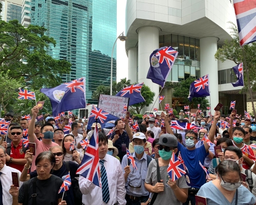 一批市民到英國駐港領事館外集會。