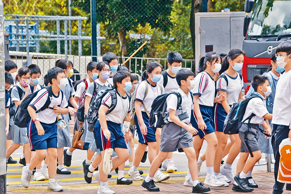 全港中小學及幼稚園，本月二十四日起可恢復全校半日面授課堂。　