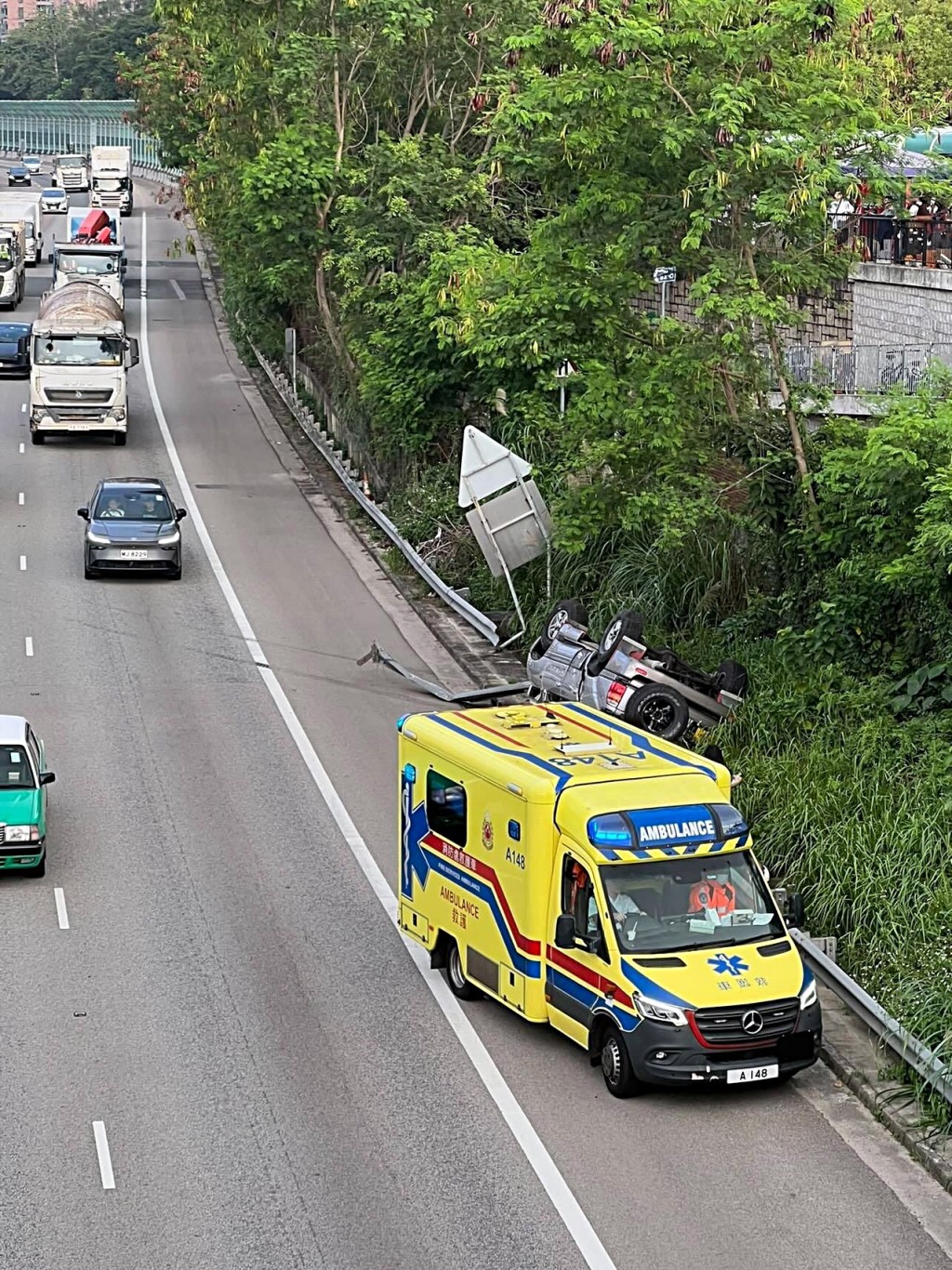 私家車撞欄後翻側。網圖 私家車撞欄後翻側。網圖