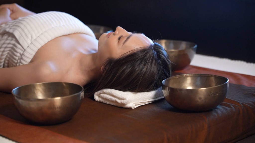 高 Ling 体验用颂钵治疗心灵，消除压力。