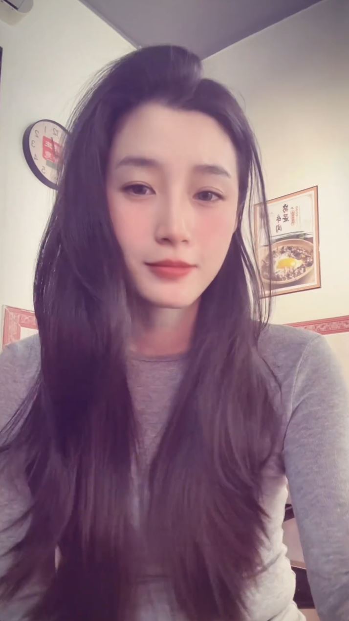 黃澤鑫對女兒在網上爆紅，歸功是遺傳了她母親的美貎。抖音