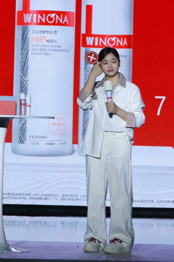 全红婵上海亮相扎辫跳手指舞。 微博 全红婵上海亮相扎辫跳手指舞。 微博