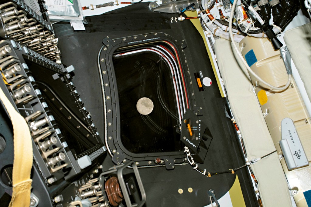 探月飛行第五日，太空人從「獵戶座」飛船的窗戶拍攝月球。