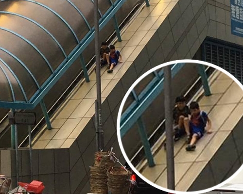 有网民拍摄到两名男童将扶手电梯旁当长滑梯，从高处滑至地面。fb群组「巴打丝打Facebook Club」