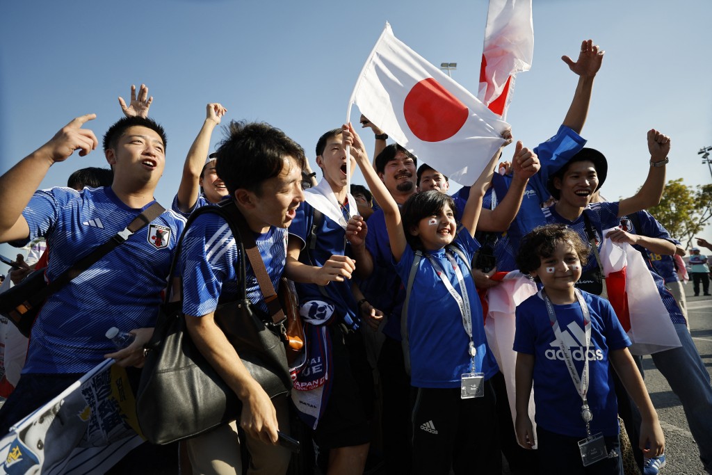 日本球迷为球队打气。Reuters