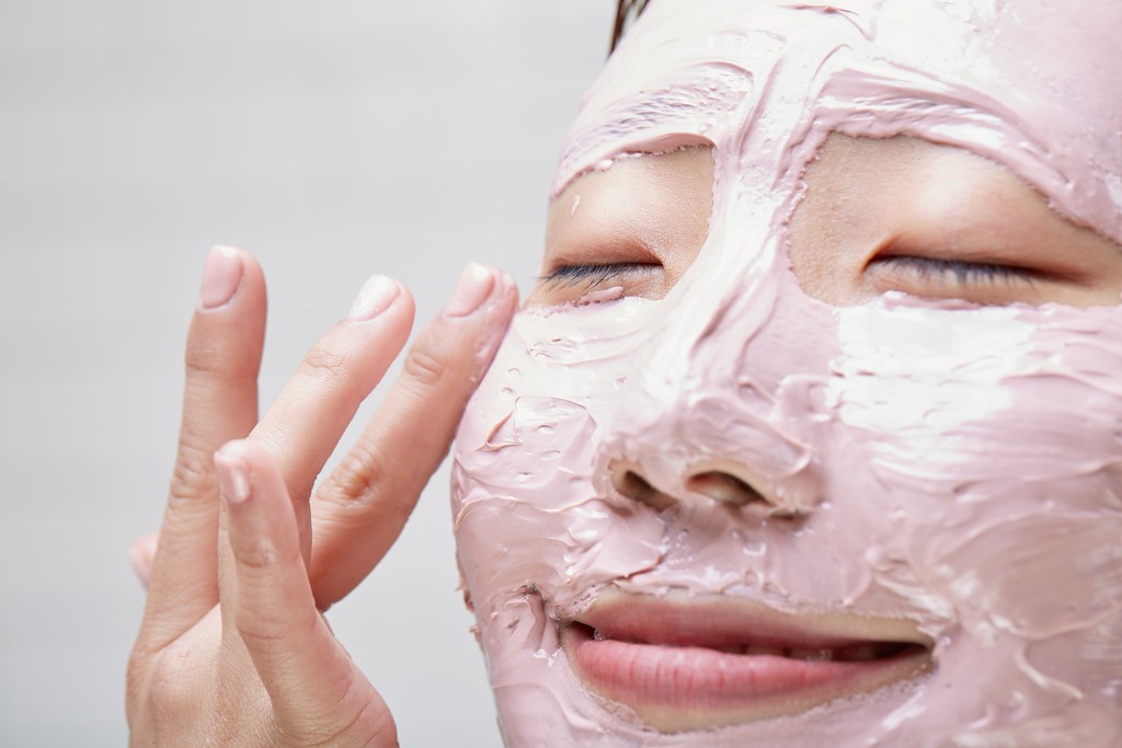 敷面膜時，按分區塗抹具相應功效的⾯膜，效果更為顯著。