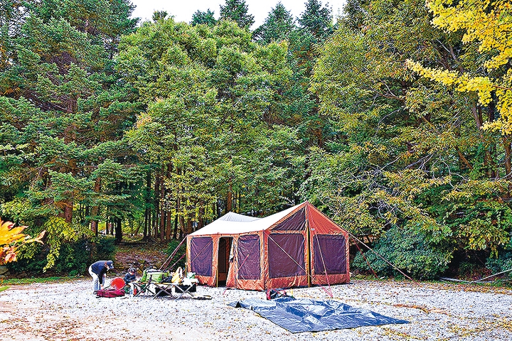 在韩国露营，在不少露营场地附近都有提供露营设施租用的地方。