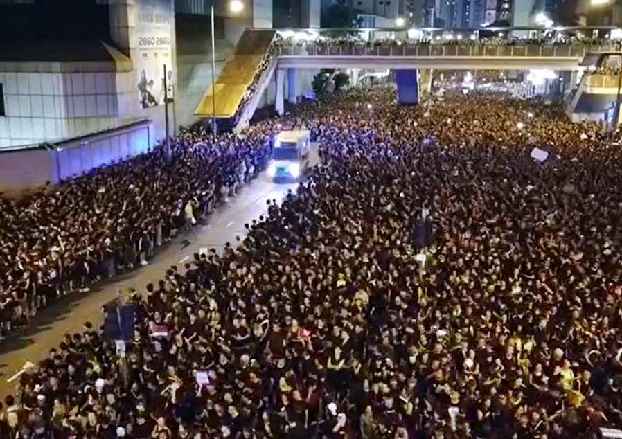 鄧炳強表示香港市民參與遊行和集會，受到基本法和國安法的保障。