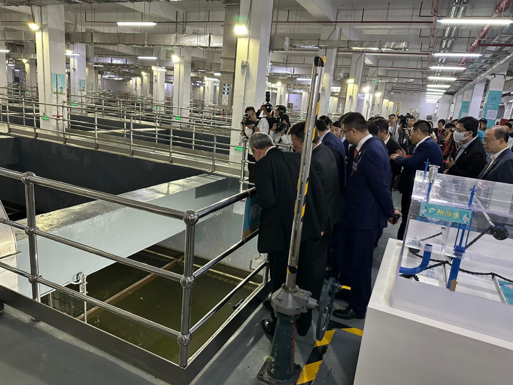 访问团乘专用车进入净水厂内部，参观广州市净水有限公司的「周进周出沉淀池系统」。何嘉敏摄