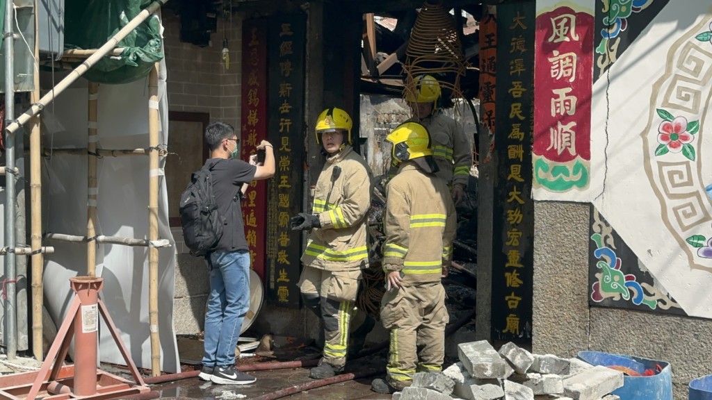 屋宇署人員在場拍照。