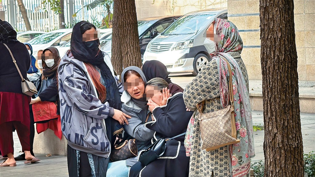 西九龍公路釀3死4傷嚴重車禍,3名死者的家屬到殮房辦理手續,有家屬哭成淚人。
