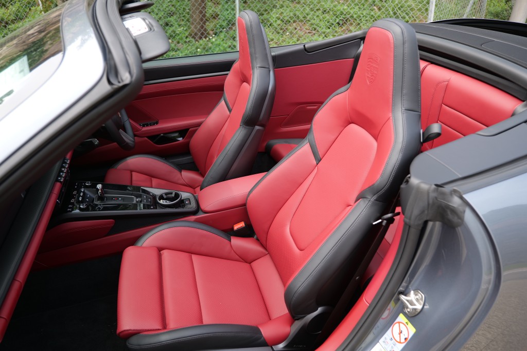 2025年版保時捷Porsche 911 Carrera Cabriolet (992.2)測試車配上雙色皮革車廂及18段調校Adaptive電控桶椅。
