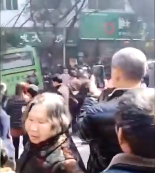 巴士失事後引來民眾圍觀。影片截圖