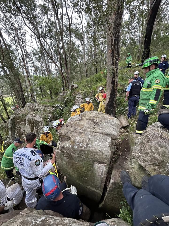 坎貝爾最終在被困7小時後獲救。 fb / NSW Ambulance 