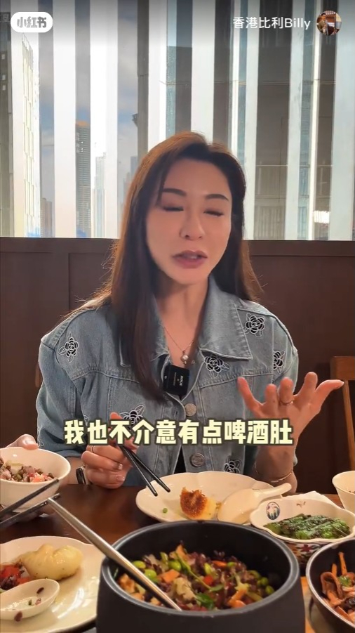 陸詩韻亦透露自己的擇偶標準:「我完全不是外貌協會,我真的不介意男生比我矮,我也不介意有啤酒肚,也不介意他頭髮不濃密,但是他不能年紀比我小,同年我都覺得不太行,我是女孩子嘛,也很想男孩子照顧照顧我」 陸詩韻亦透露自己的擇偶標準:「我完全不是外貌協會,我真的不介意男生比我矮,我也不介意有啤酒肚,也不介意他頭髮不濃密,但是他不能年紀比我小,同年我都覺得不太行,我是女孩子嘛,也很想男孩子照顧照顧我」