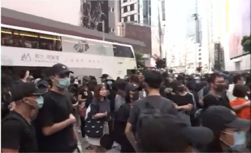 抗議人群佔據怡和街及軒尼詩道。NOW新聞截圖