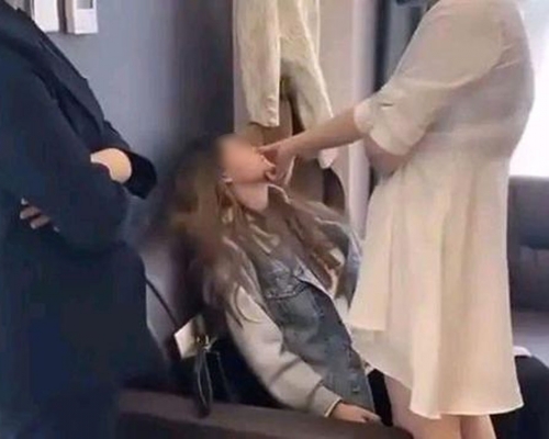 毆打顧客的整容機構女老闆（右，白衣者）涉嫌非法拘禁罪，被依法刑事拘留。（影片截圖）