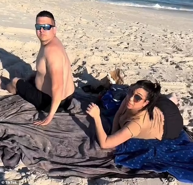 海滩捉奸片拍到一对疑偷情男女。网图
