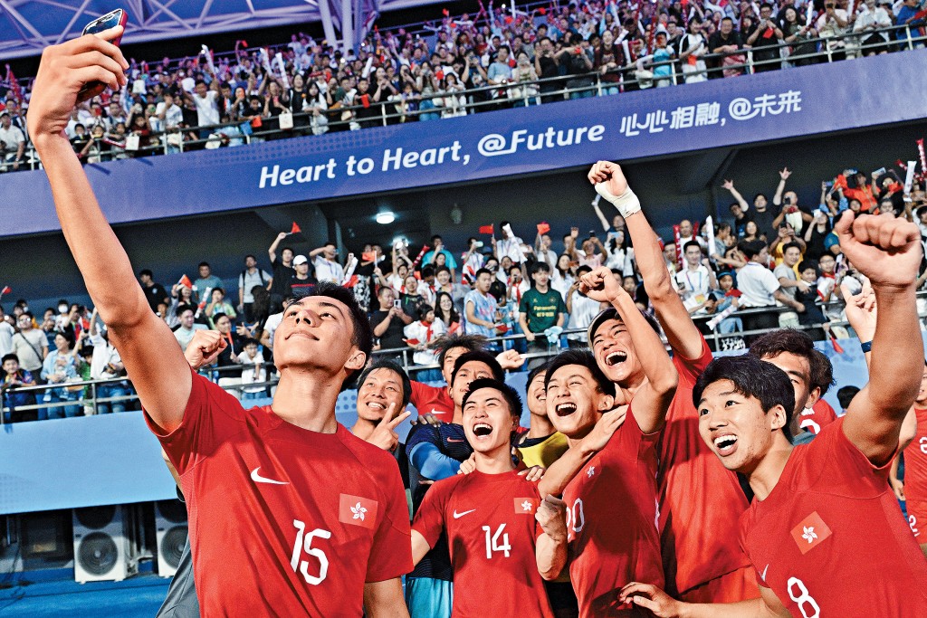 港足在亞運踢出拼搏精神，哄動全城。