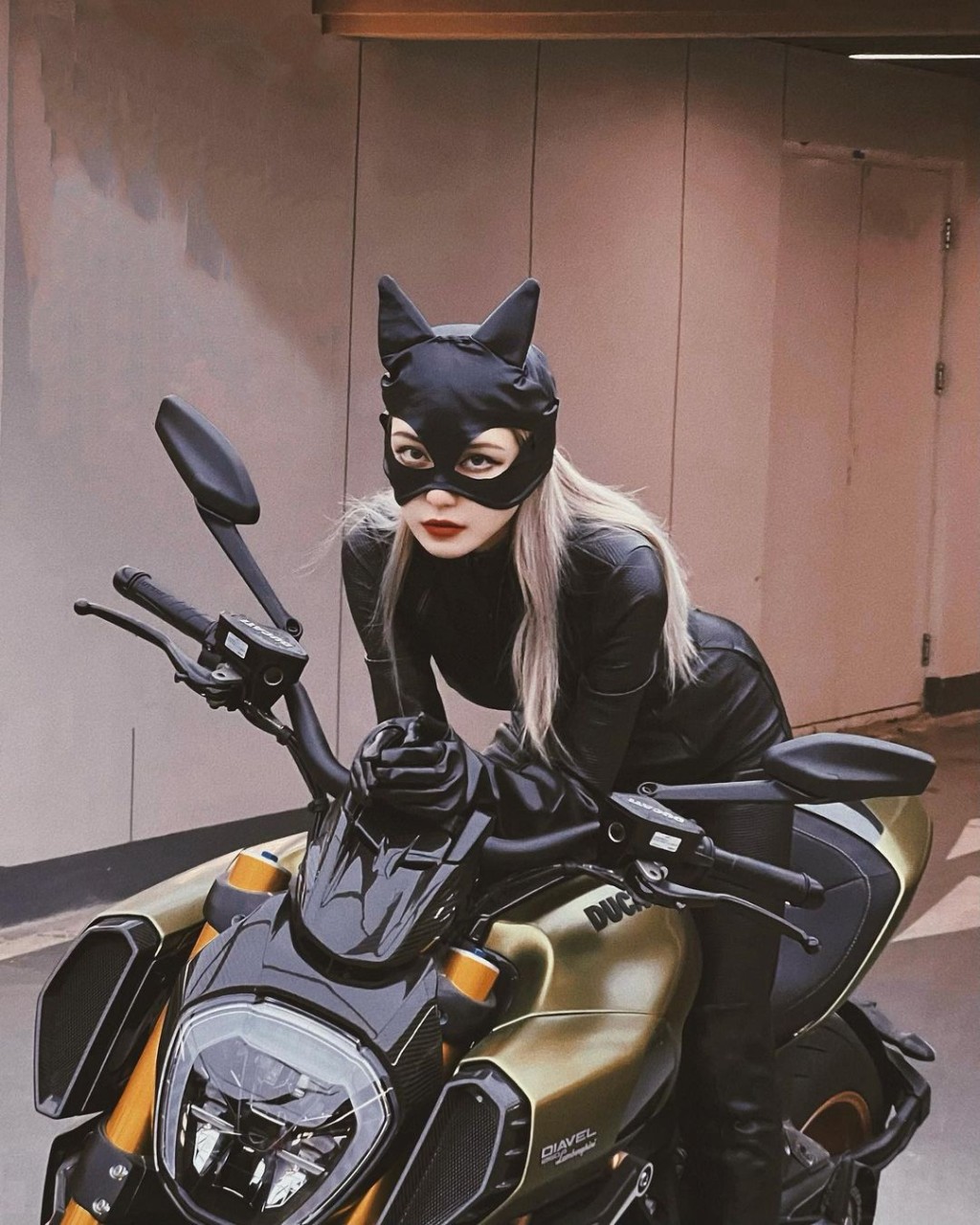 羅志祥前女友周揚青扮《蝙蝠俠》中的「貓女」（Catwoman）。