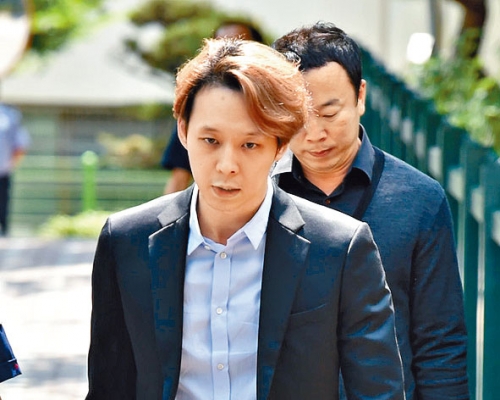朴有天與事務所爆合約糾紛,即被事務所指他碌爆公司卡。