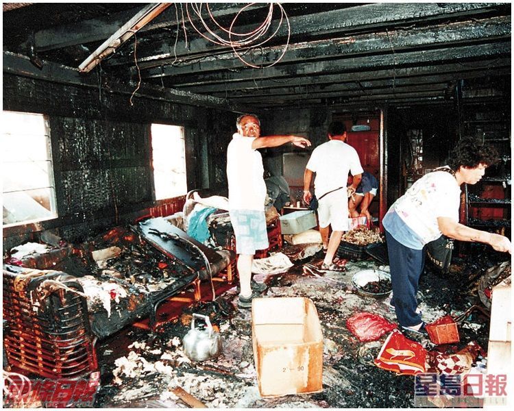 家園遭火劫的大澳村民﹐收拾有用物品。資料圖片