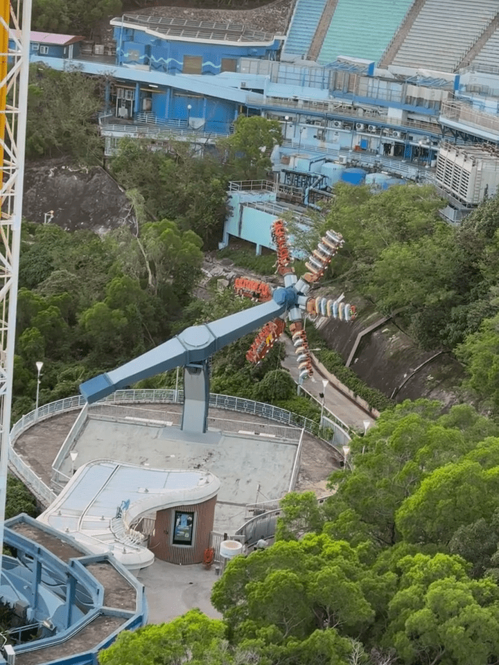 涉事海洋公園機動遊戲為「狂野龍捲風」。小紅書片段 涉事海洋公園機動遊戲為「狂野龍捲風」。小紅書片段