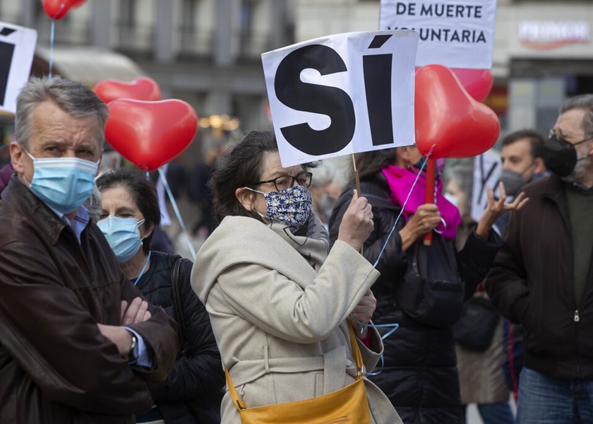 支持安樂死合法化的西班牙民眾集會。AP圖