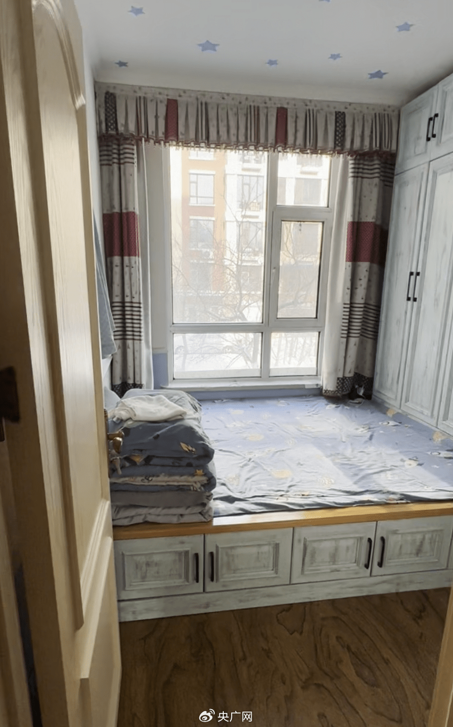 趙先生的客廳連開放式廚房,不滿供氣公司因他放置了睡床,無預警停供天然氣。央廣網 趙先生的客廳連開放式廚房,不滿供氣公司因他放置了睡床,無預警停供天然氣。央廣網