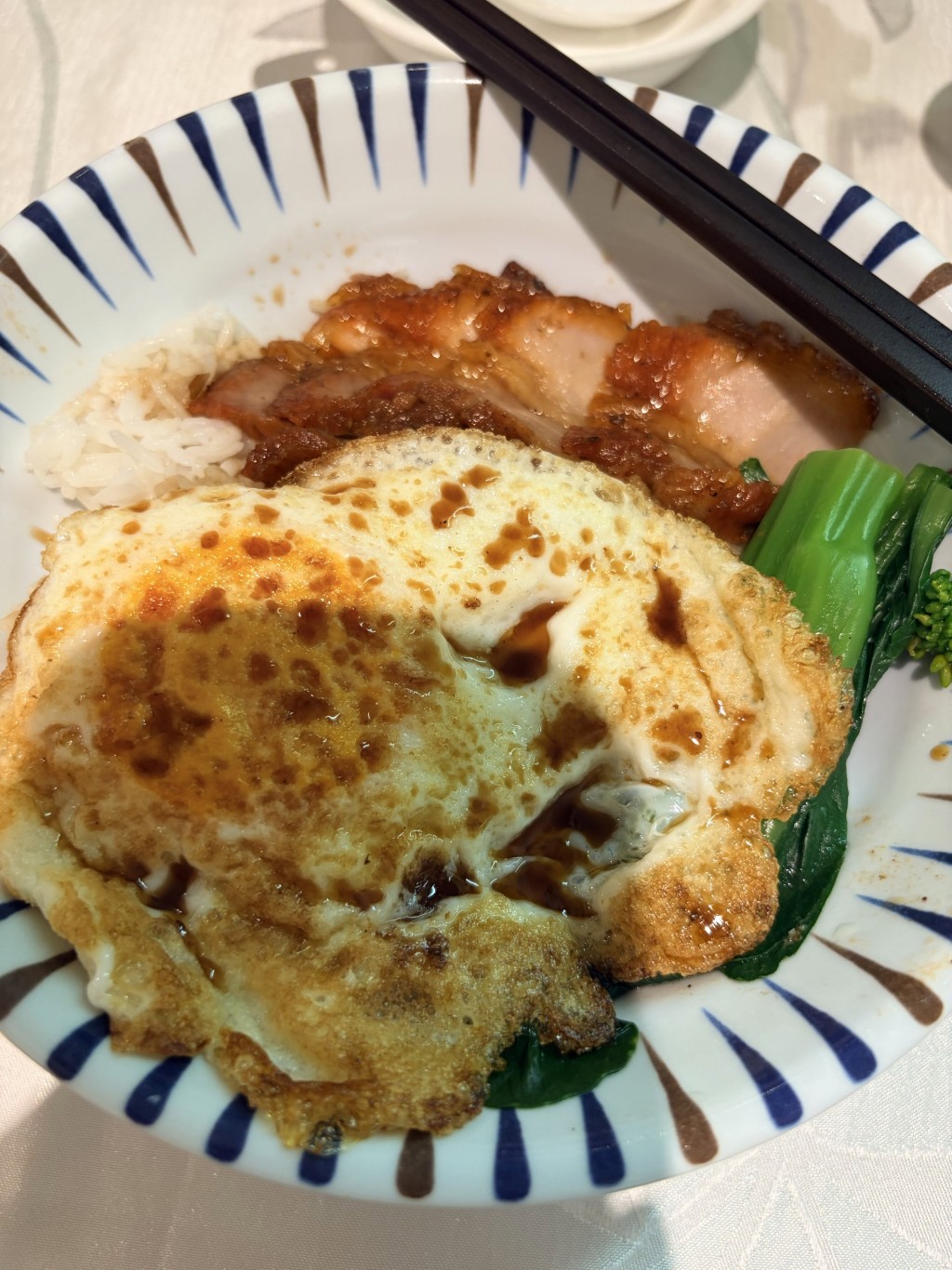 有品尝过的顾客评价表示,以大约$15的价格能享用有肉、有蛋及有菜的饭盒,已经算是不错 有品尝过的顾客评价表示,以大约$15的价格能享用有肉、有蛋及有菜的饭盒,已经算是不错