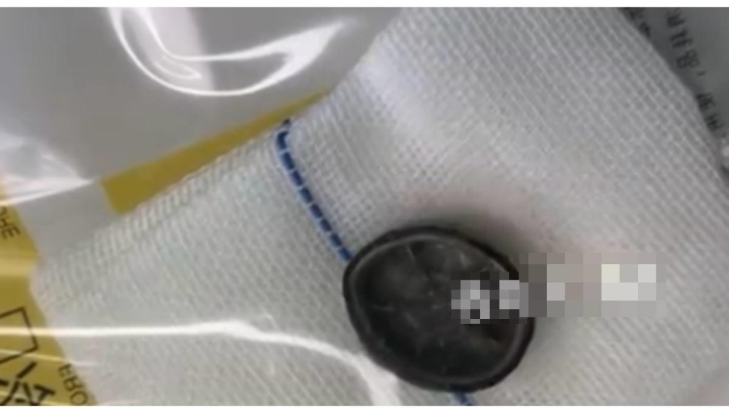 约1厘米大小的黑色玩具轮胎。都市报道