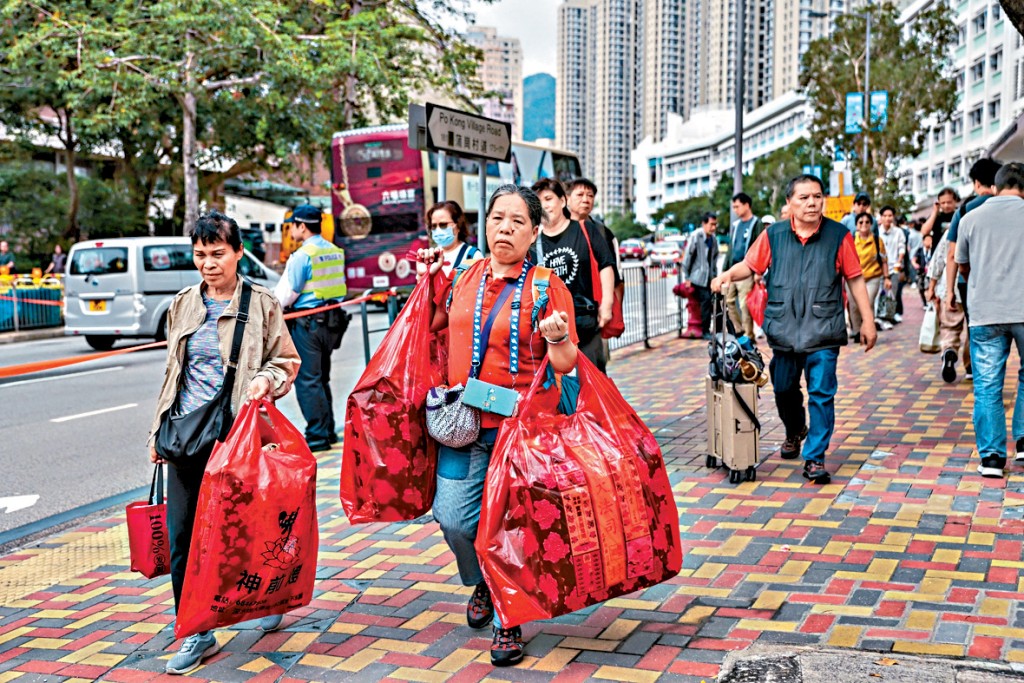 有巿民攜帶不少祭品前來拜祭。