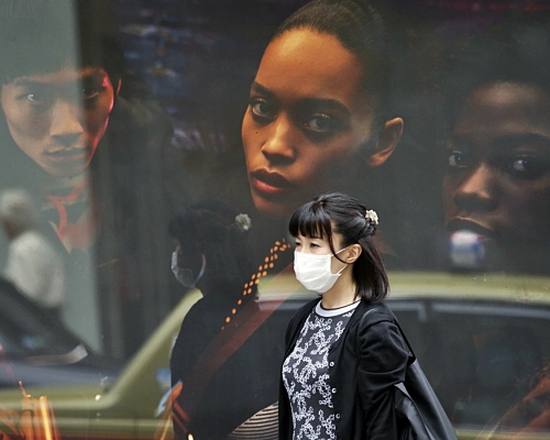 有專家擔心太早重啟經濟及其他活動可能會引發新一波爆發。AP
