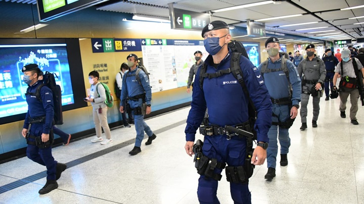 警方的反恐部隊下午在金鐘港鐵站高姿態巡邏。