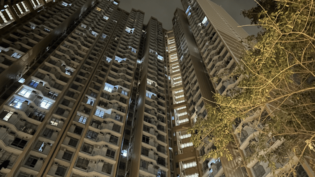 經工程人員連夜搶修，夏葵樓於今日（16日）凌晨約1時30分全面恢復電力，停電歷時約4小時。蔡楚輝攝