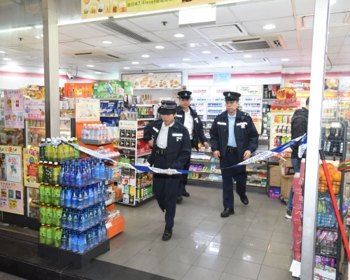 口罩男子先在便利店購買香煙沒付款，再回來打劫。丁志雄攝