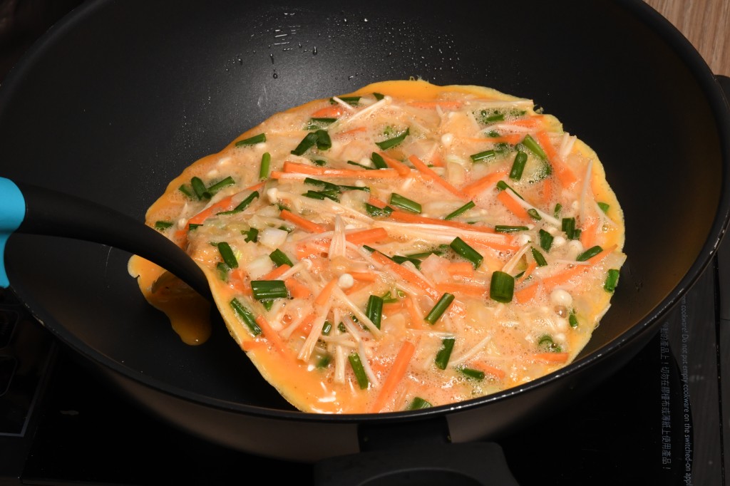 Step 8: 面糊用中火煎至两面金黄，即成。 Fry the batter over medium heat until both sides are golden. Serve.