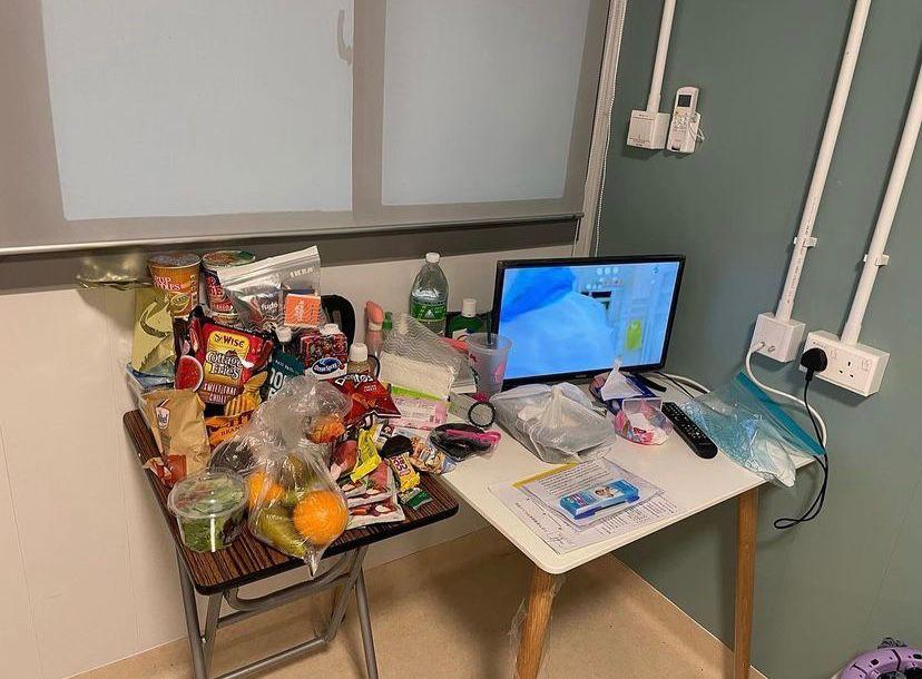 枱面放有電腦及大堆食物。