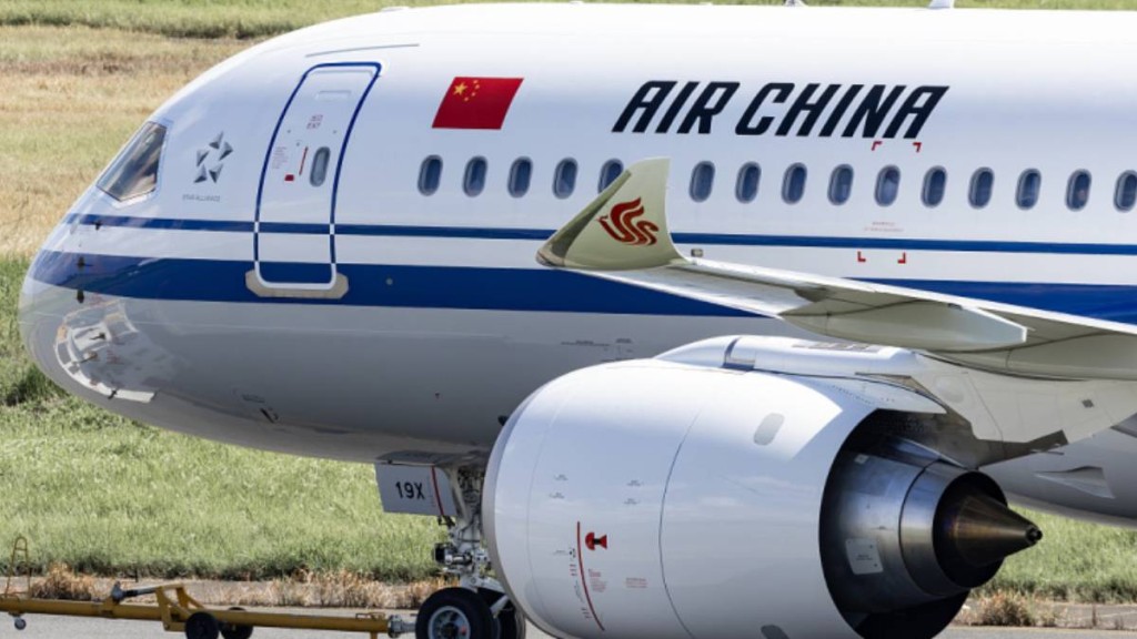 油價飆升下，多間國內航空公司增加燃油附加費。新華社