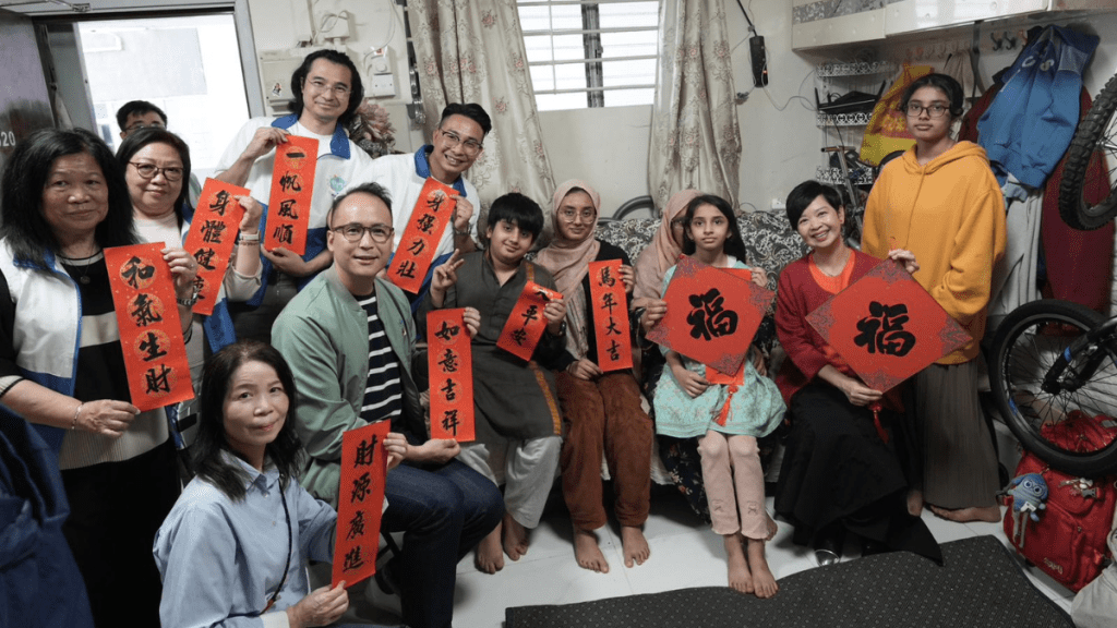 農曆新年︱官員歲晚家訪第三日 何永賢麥美娟等落區聽民意兼送暖