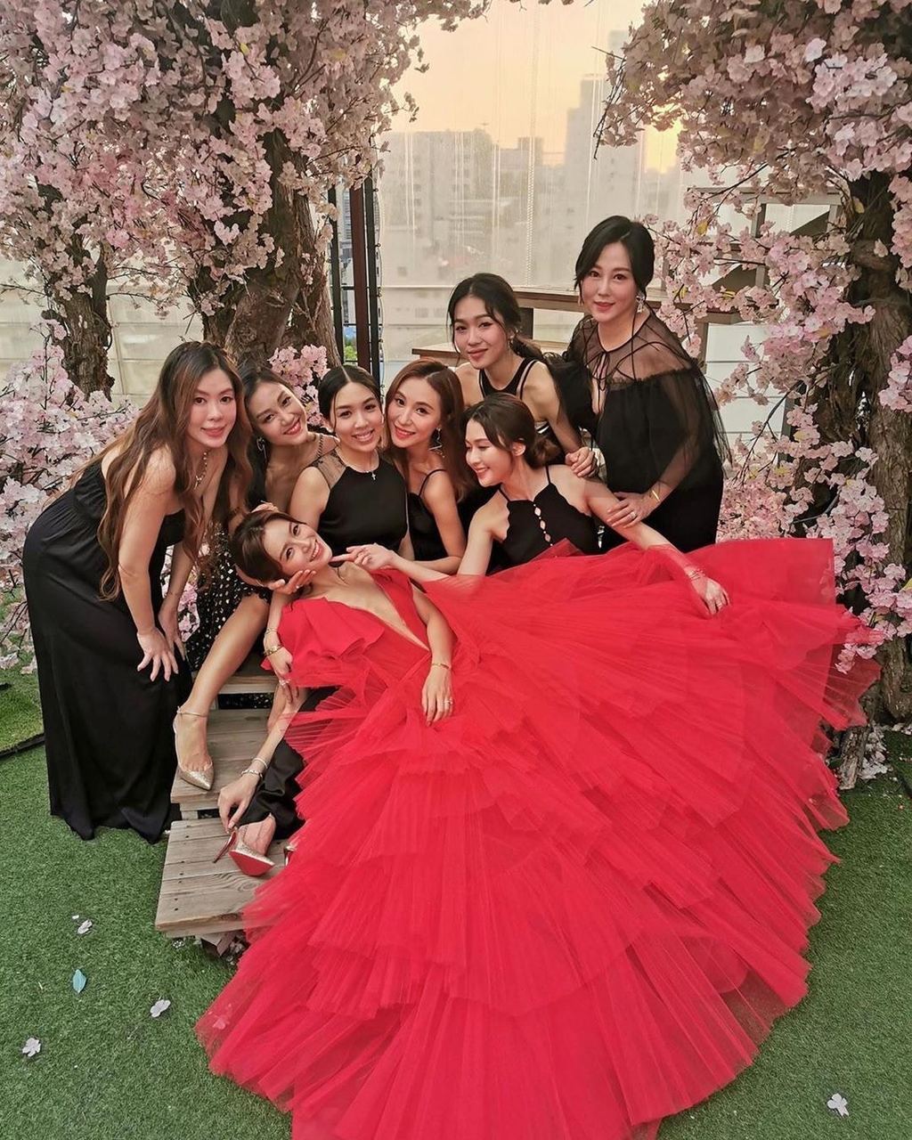 JM早前與一眾好姊妹飛至韓國舉行婚前派對。