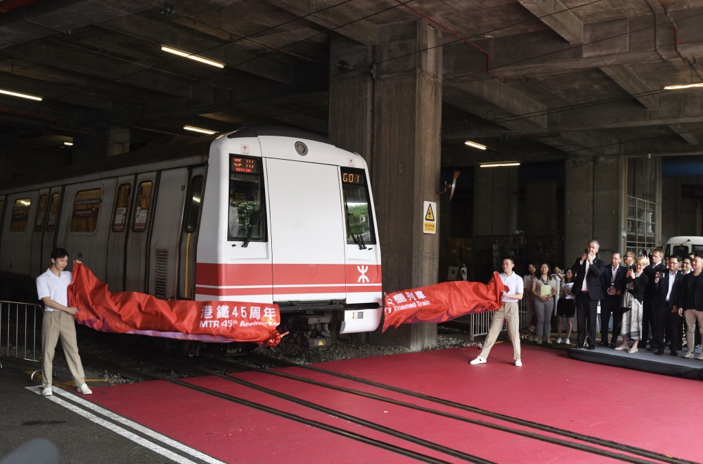 列車今日下午於彩虹站展開首航旅程。何君健攝