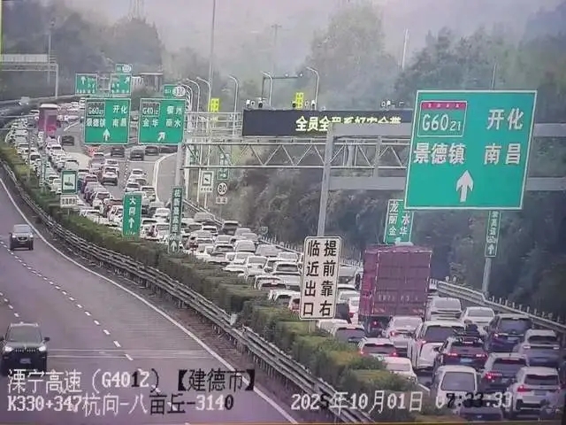 到了10月1日早晨,大塞車並沒有改善。 到了10月1日早晨,大塞車並沒有改善。