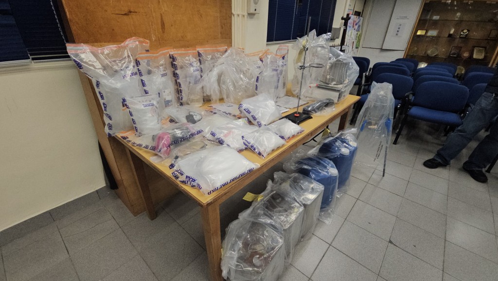 警方檢獲一批未經加工的冰毒原料、不同實驗室級別的製毒工具及2公斤冰毒。