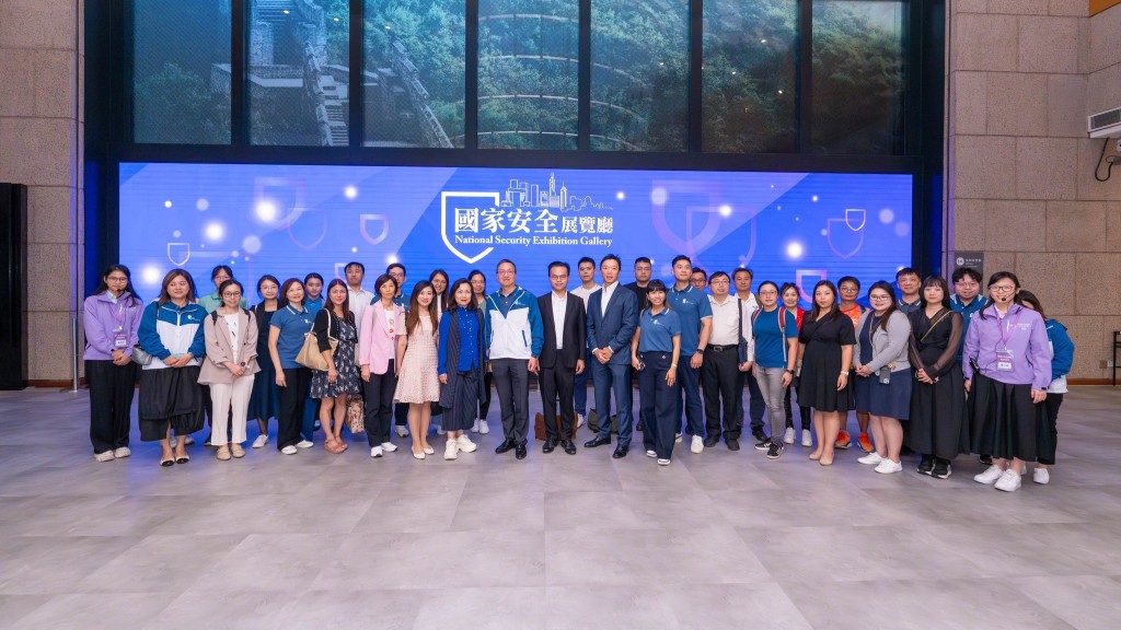 律政司司長林定國日前與約40位來自法治教育督導委員會委員及其培訓計劃的學員等,參觀國家安全展覽廳。林定國FB圖片