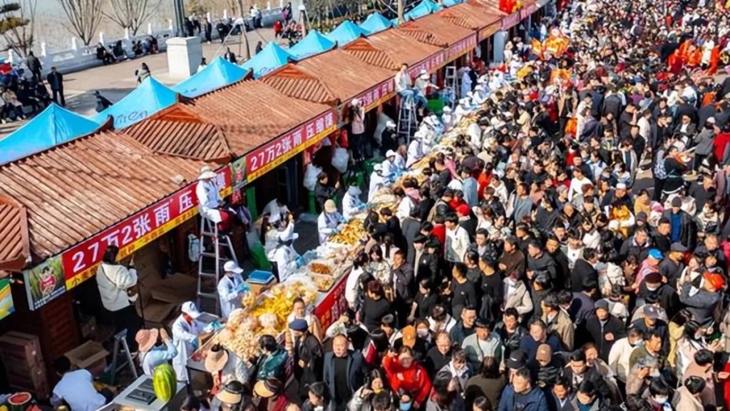 河南周口淮陽太昊陵廟會今年最貴攤位以27萬人民幣拍賣出。圖為去年廟會情況。小紅書