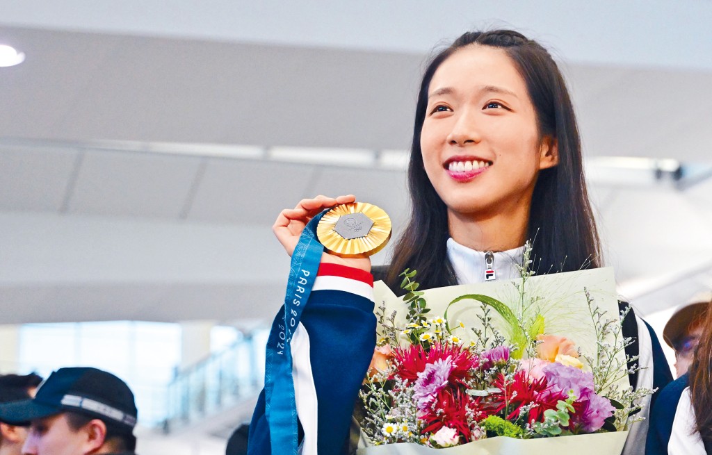 「微笑劍后」江旻憓在巴黎奧運贏得個人女子重劍金牌後,昨日清晨凱旋返港。