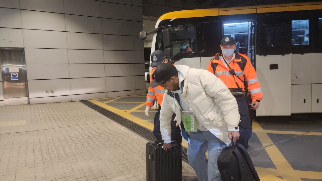 國泰航空由尼泊爾加德滿都抵港班機，約15名乘客不適，其中5人送院治理。黎志偉攝