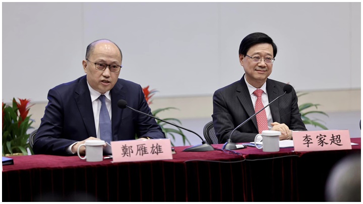 兩會精神座談會由行政長官李家超（右）主持，中聯辦主任鄭雁雄（左)應邀出席，並作分享發言。