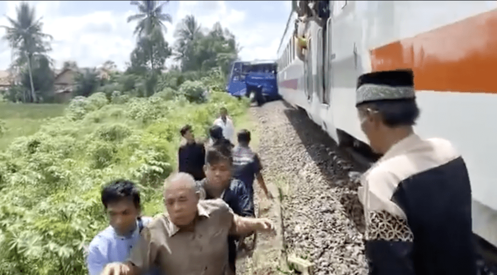 印尼南苏门答腊火车巴士相撞致5死15人受伤。网上片段截图